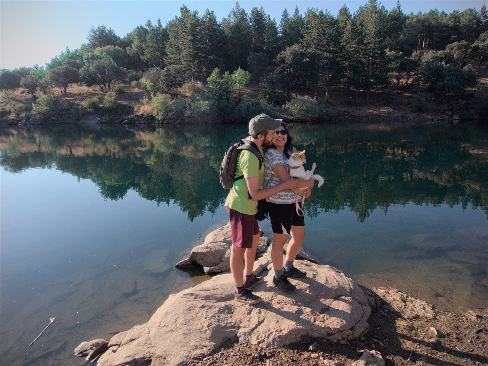 Karen, JP y Velario juntos junto a un lago