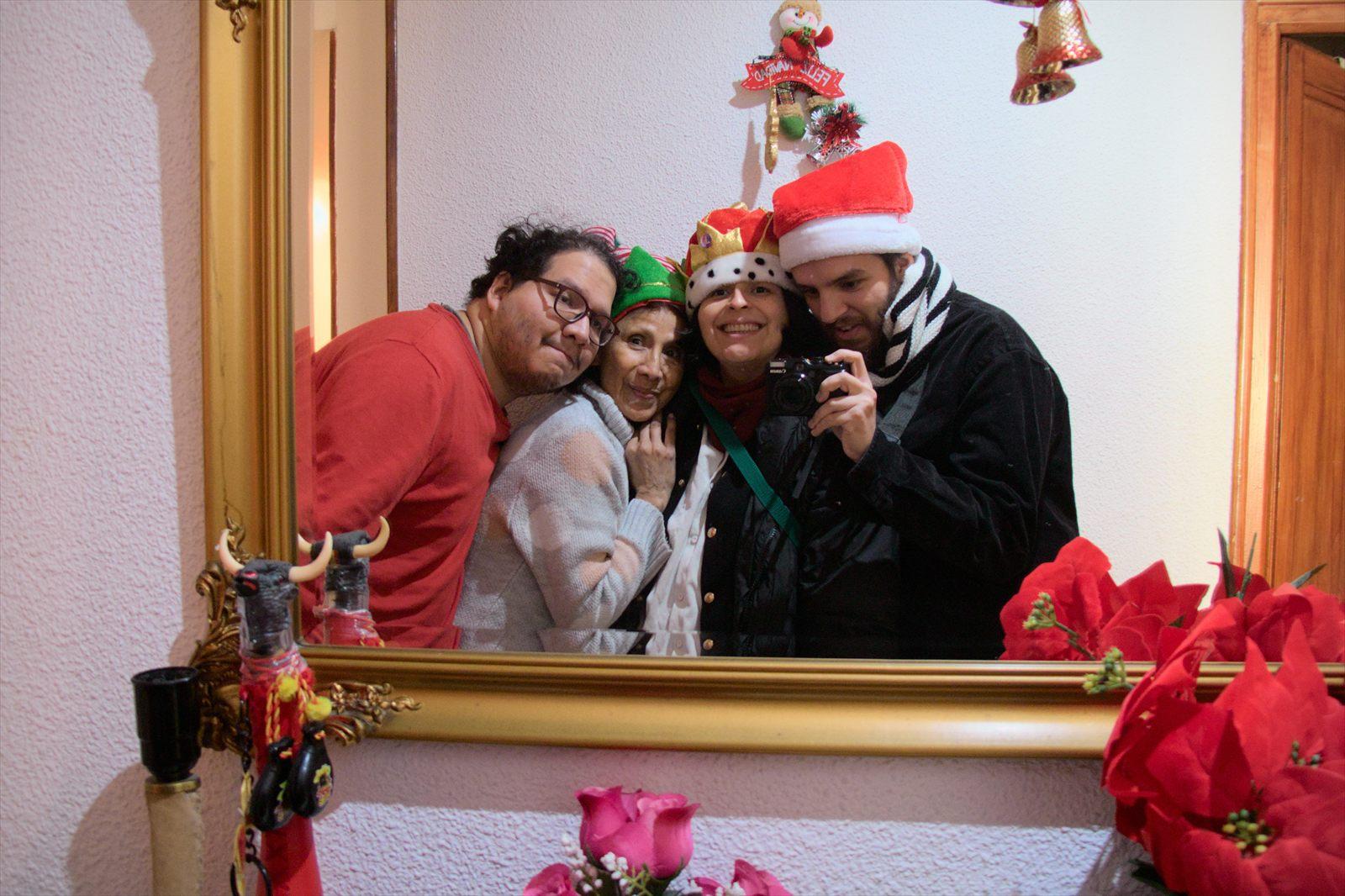 Foto de grupo frente a un espejo en Navidad